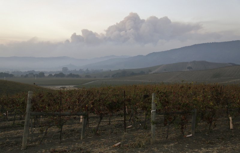 Declaran emergencia en California por incendios forestales. Van 17 muertos