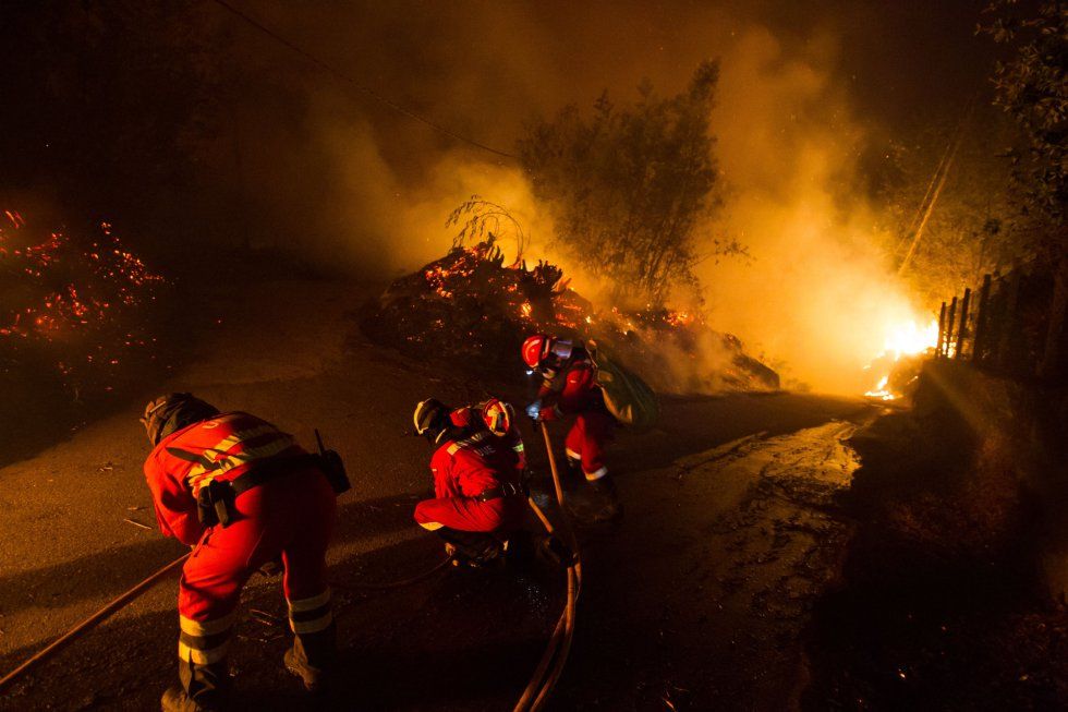 Incendios en España y Portugal dejan al menos 30 muertos