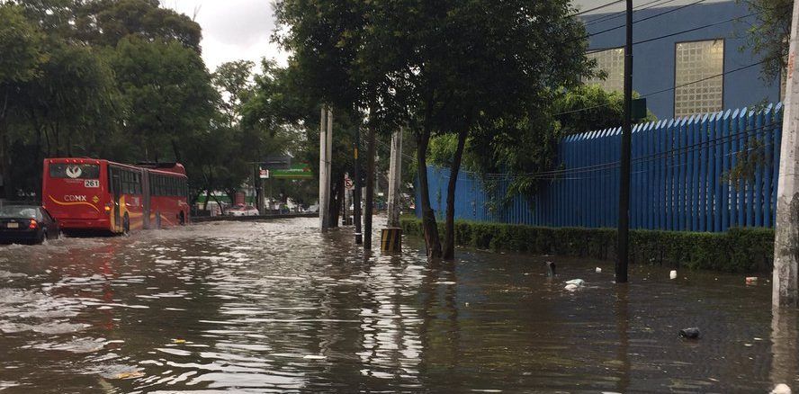 Lluvias provocan inundaciones al sur de la Ciudad de México