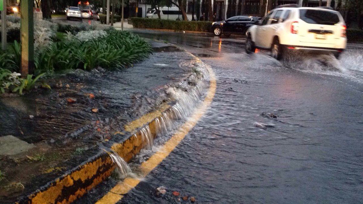 Fuga de agua provoca inundación en Polanco - inundación-polanco-2