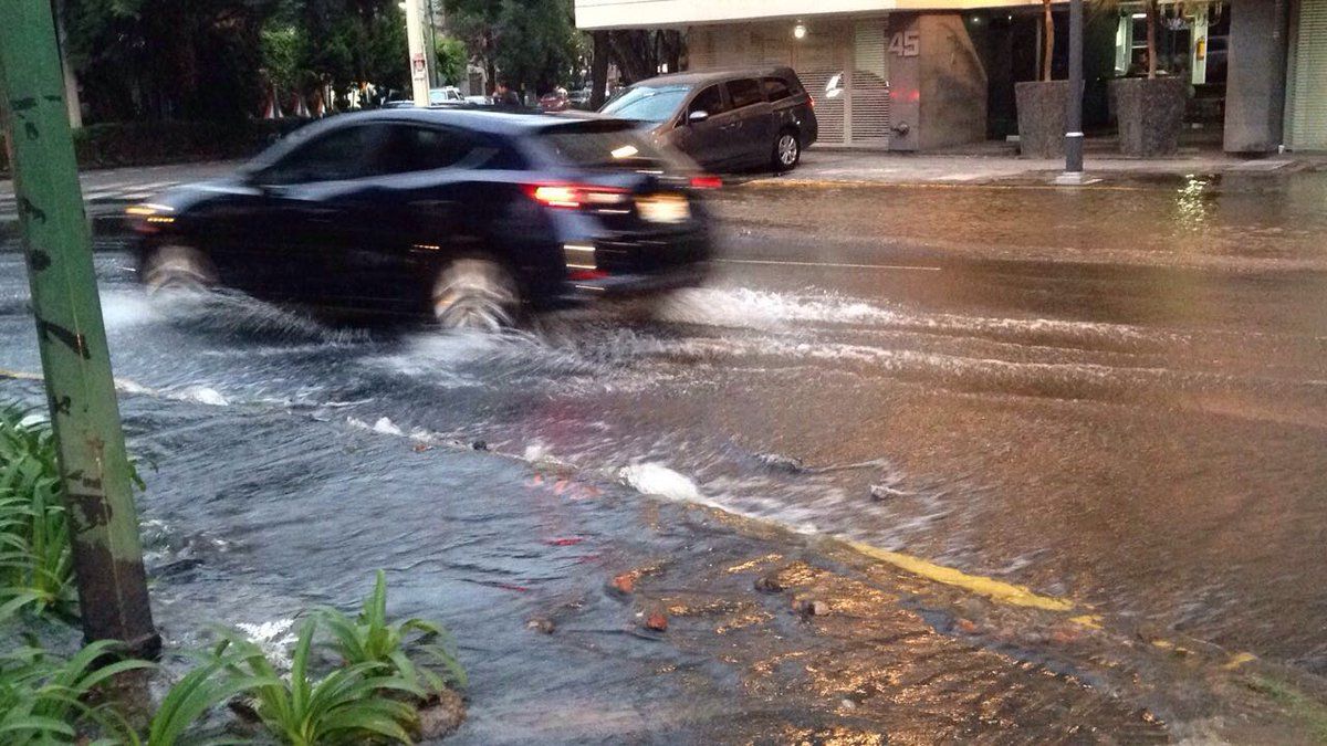 Fuga de agua provoca inundación en Polanco