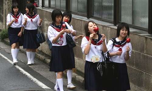 Denuncian a escuela en Japón por obligar a alumna a teñirse el pelo