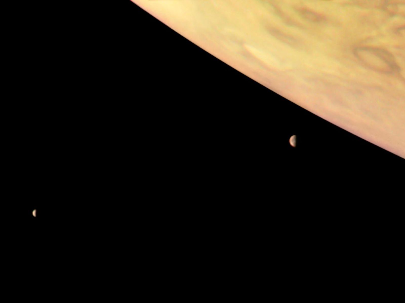 NASA muestra imágenes de Júpiter y dos de sus lunas