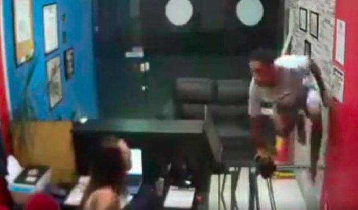 #Video Alumnos de jiu-jitsu persiguen a ladrón