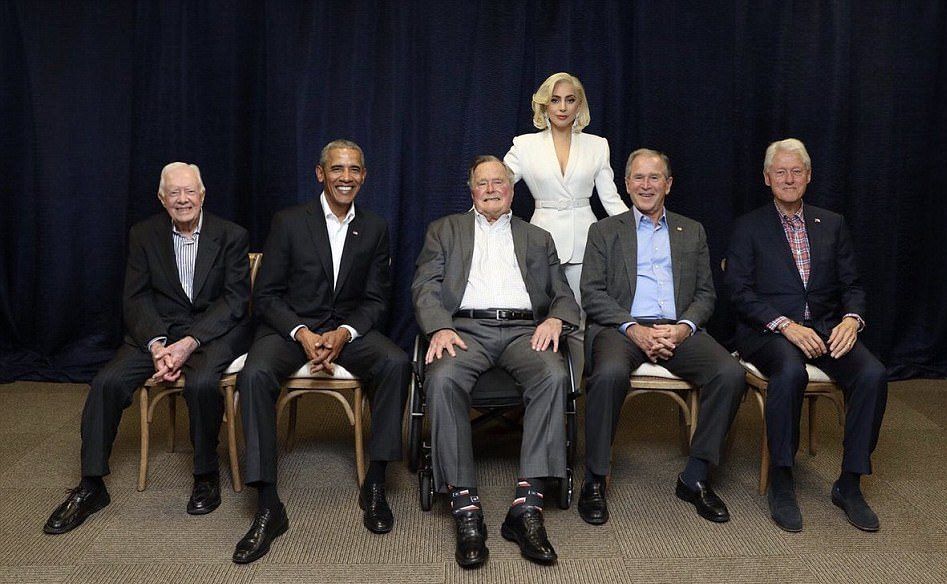 #Viral Foto de Lady Gaga con ex presidentes de EE.UU.