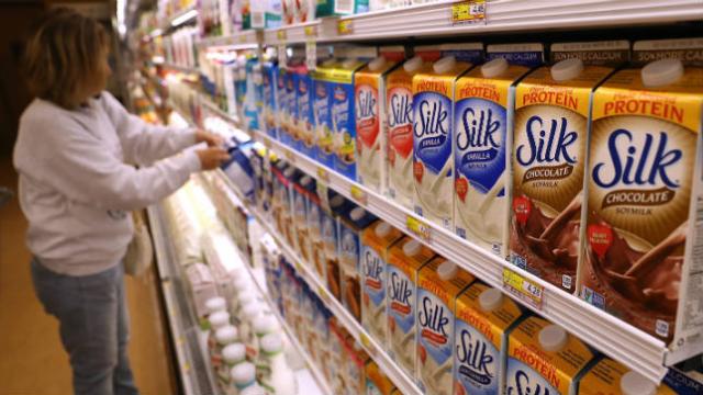 Bebidas vegetales aportan menos nutrimentos que la leche: Profeco - leche-de-soya-supermercado