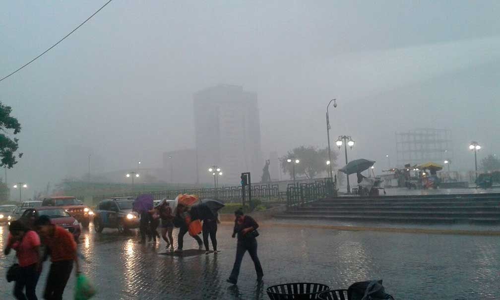 Prevén lluvias en al menos siete estados por ingreso de humedad
