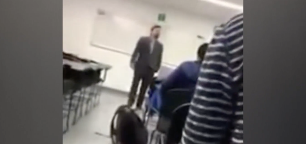 #Video Dan de baja a maestro que insultó a alumno