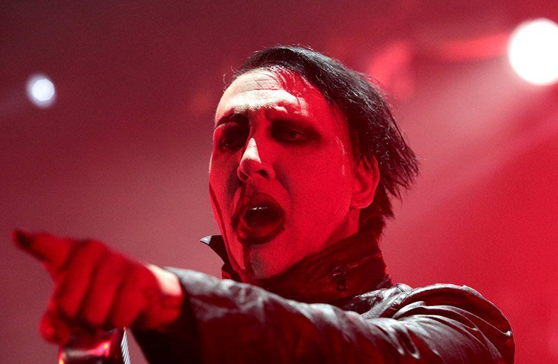 Marilyn Manson despide a bajista acusado de violación