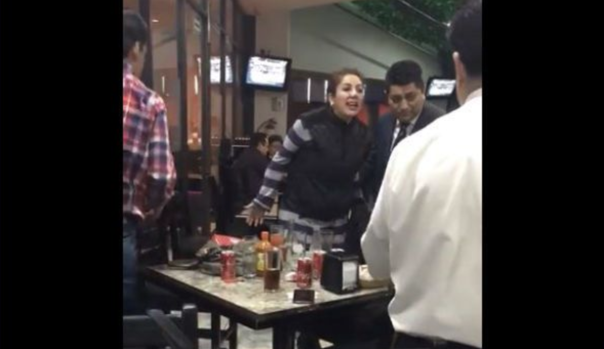 #Video Insultan a comensales llamándoles “marimachas”