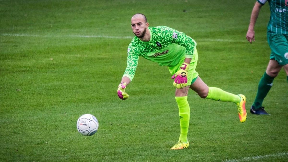 Expulsan a portero en Inglaterra por orinar detrás de su portería