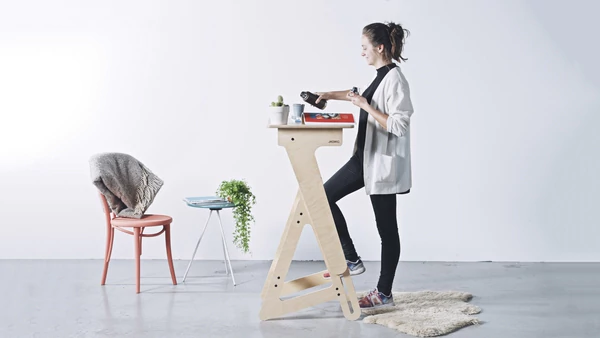 Trabajar de pie estimula la concentración - mesa-asd