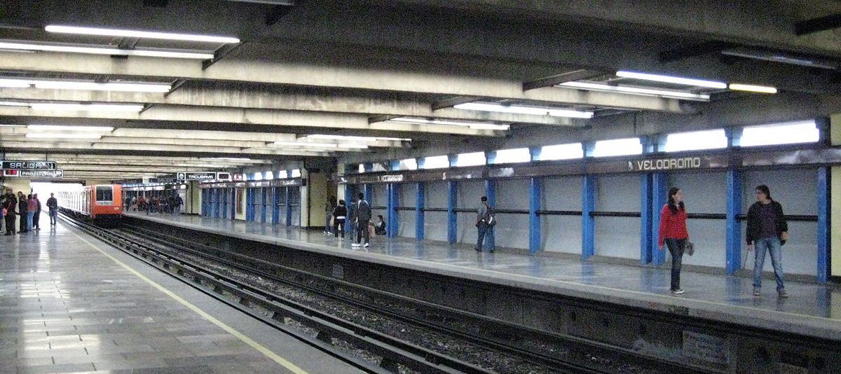 Rescatan a perro que caminaba en las vías de Metro Velódromo