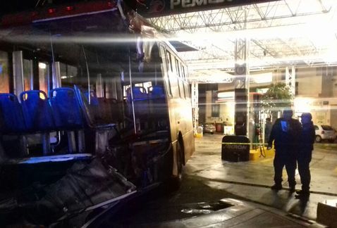 Metrobús impacta muro de contención en la GAM