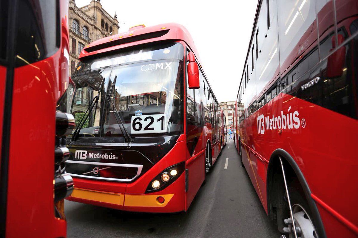 Estrenan 33 camiones del Metrobús