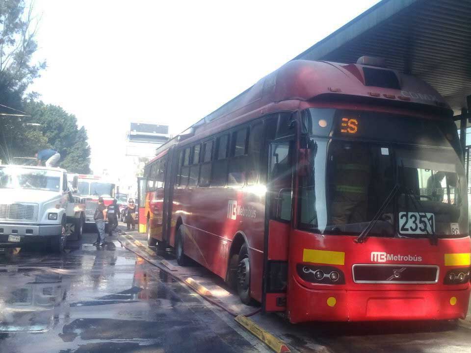Incendio en Metrobús en Iztacalco