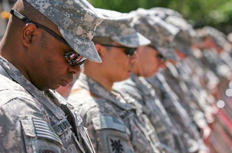 Corte bloquea política contra militares transgénero de Trump - militares