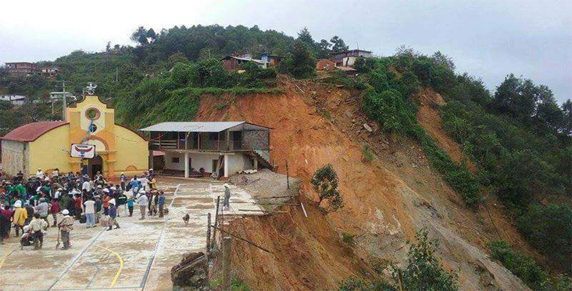 Derrumbe de cerros pone en peligro a población en Oaxaca