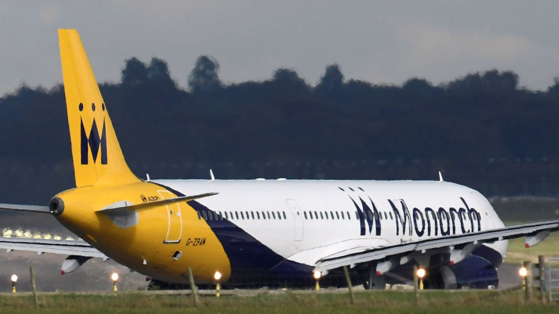 Quiebra de Monarch Airlines deja 110 mil personas varadas en Europa