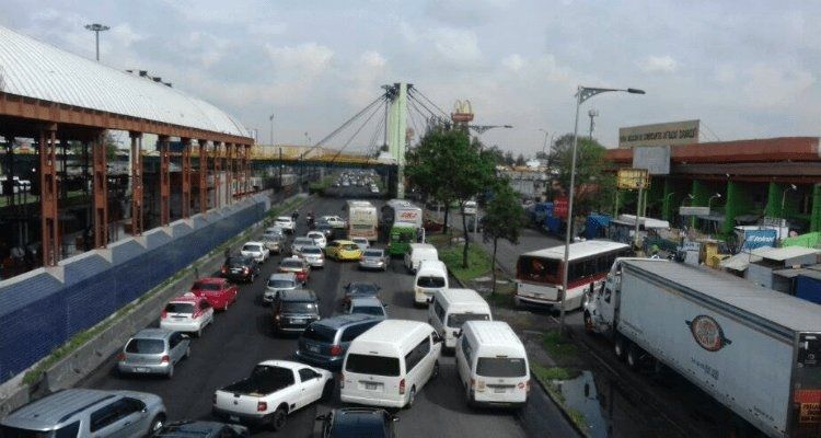 Muere mujer tras aventarse de puente en Calzada Zaragoza