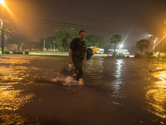 Nate provoca inundaciones y apagones a su paso por EE.UU.