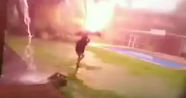 #Video Niño se salva de ser impactado por un rayo