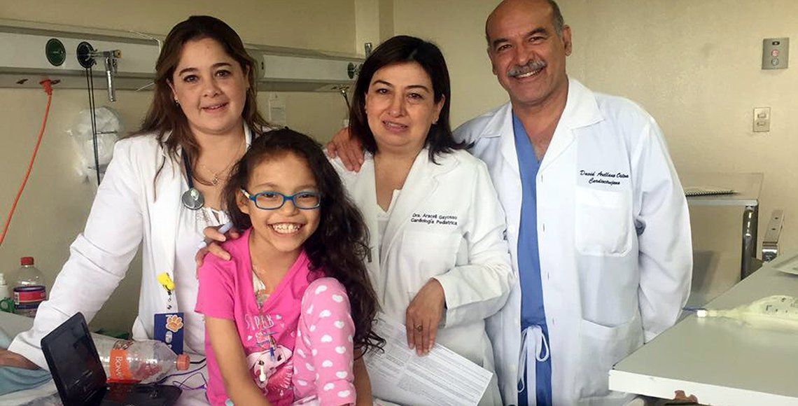 Dan de alta a niña operada durante sismo