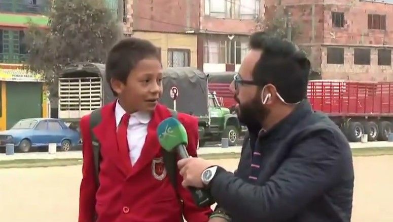 #Video Niño abandona entrevista para llegar temprano a clases