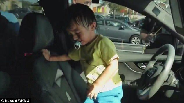 Bomberos de Florida rescatan a niño encerrado en camioneta - niño-incendio-2