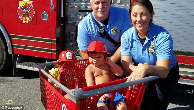 Bomberos de Florida rescatan a niño encerrado en camioneta