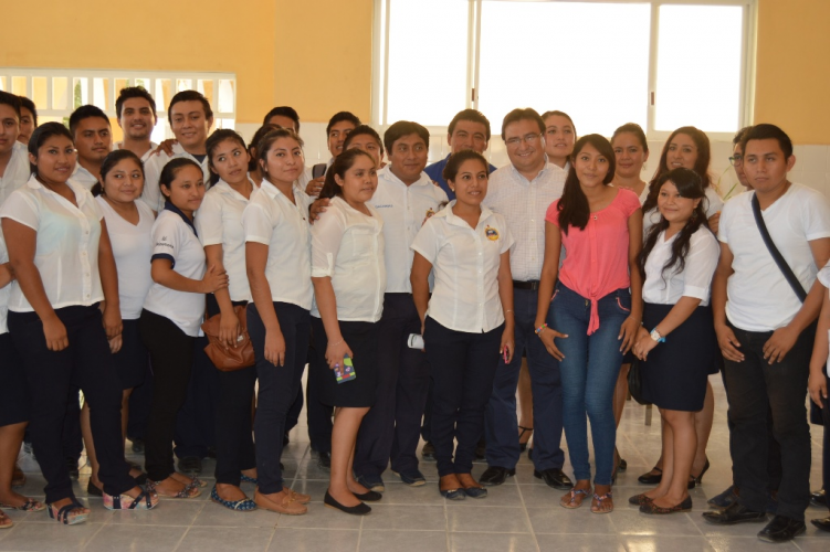 Dan apoyo mensual de 840 pesos a normalistas en nueve estados