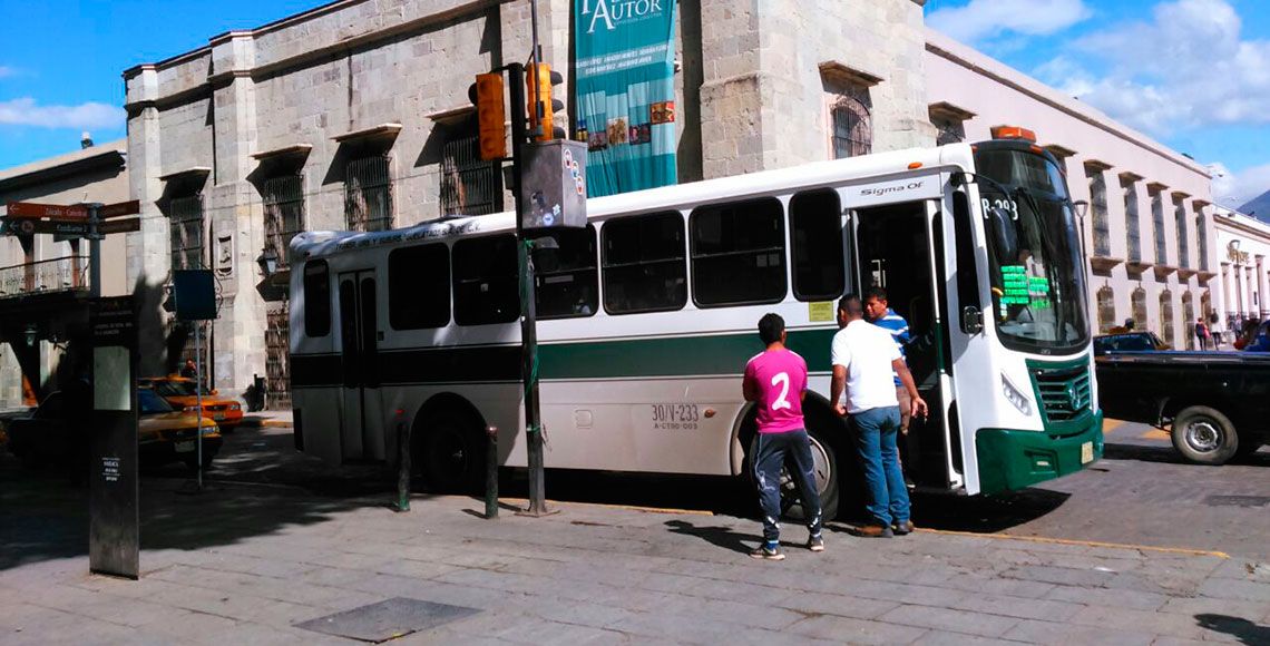 Normalistas retienen cinco autobuses en Oaxaca