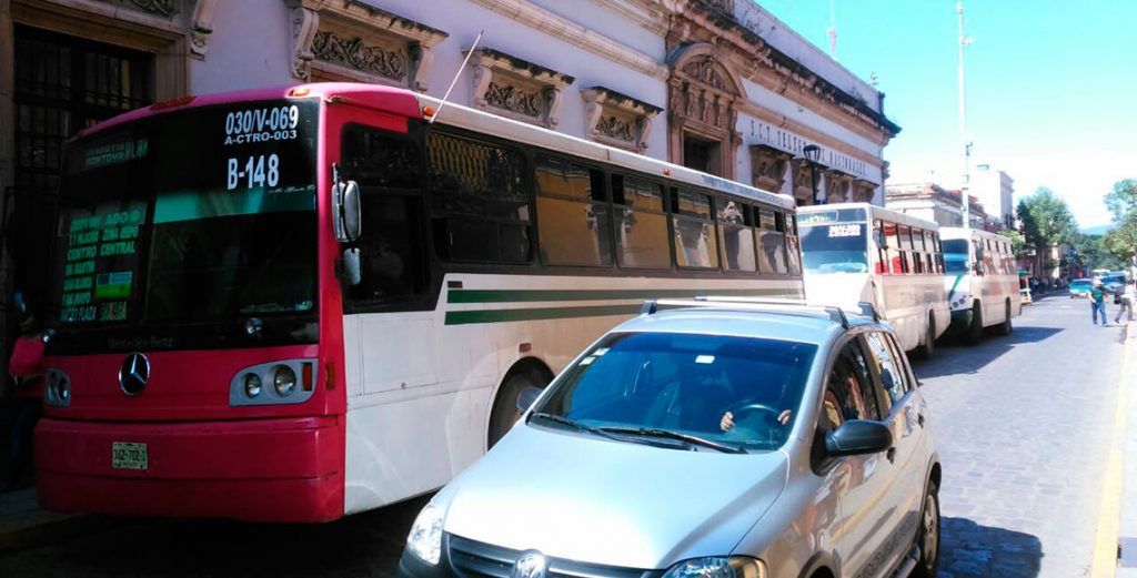 Normalistas retienen cinco autobuses en Oaxaca - oax_nind_2-1024x521