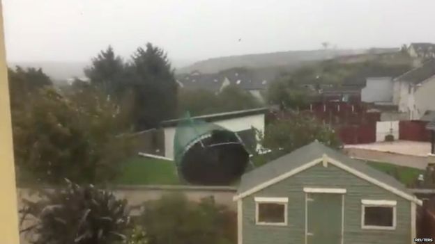 Ophelia deja tres muertos a su paso por Irlanda y Reino Unido - ophelia-reino-unido-2