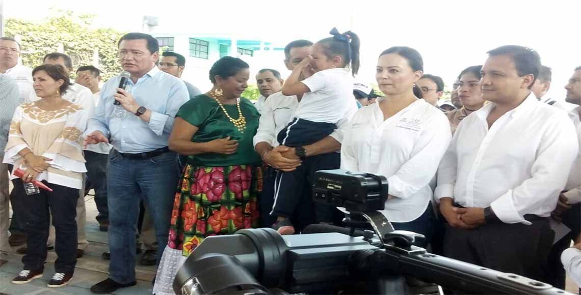 #Video Niña llora al pedir a Osorio Chong reconstruir su escuela