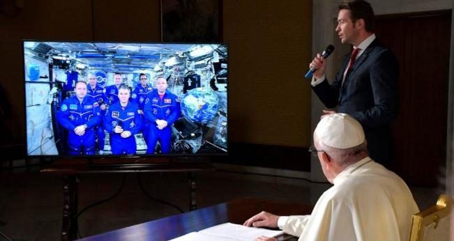 Papa Francisco habla con tripulantes rusos de estación espacial