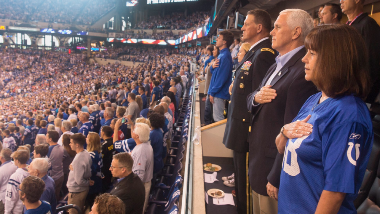Pence abandona partido de la NFL por protesta de jugadores