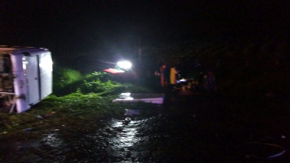 Volcadura de camión de peregrinos deja 15 muertos en Jalisco