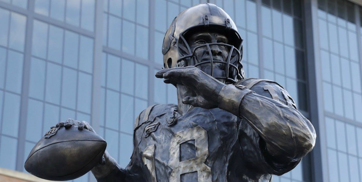Develan estatua de Manning afuera de estadio de los Colts