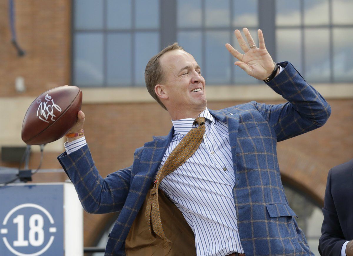 Develan estatua de Manning afuera de estadio de los Colts - peyton-manning