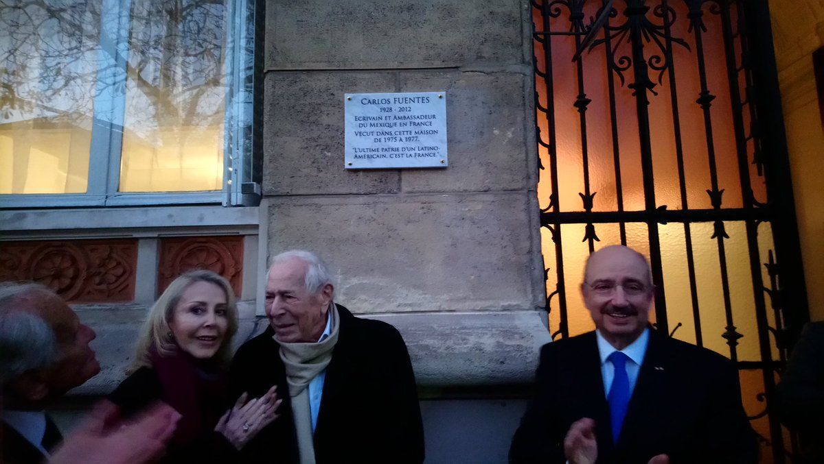 Develan placa de Carlos Fuentes en embajada de México en París