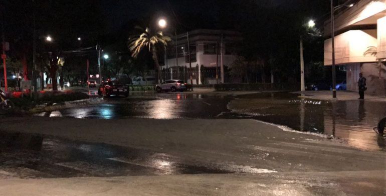 Fuga de agua provoca inundación en Polanco - polanco-fuga-de-agua