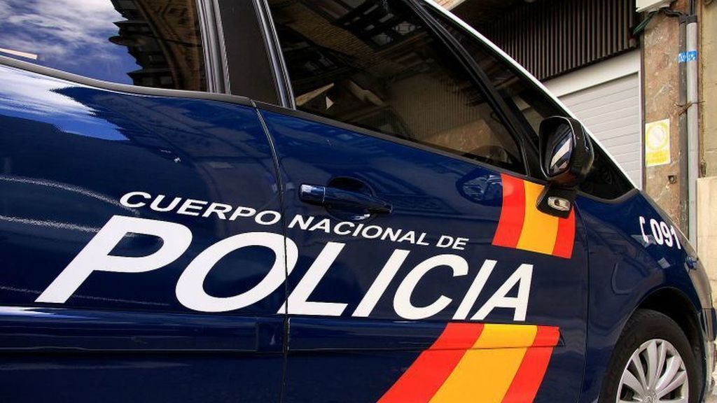 Hombre espera su turno para asaltar banco en Alicante - policia-española