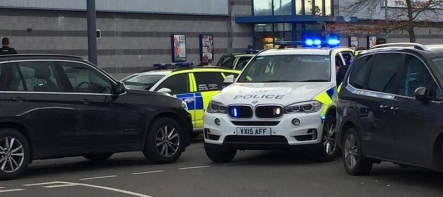 Toma de rehenes en boliche en Inglaterra - policia-inglaterra