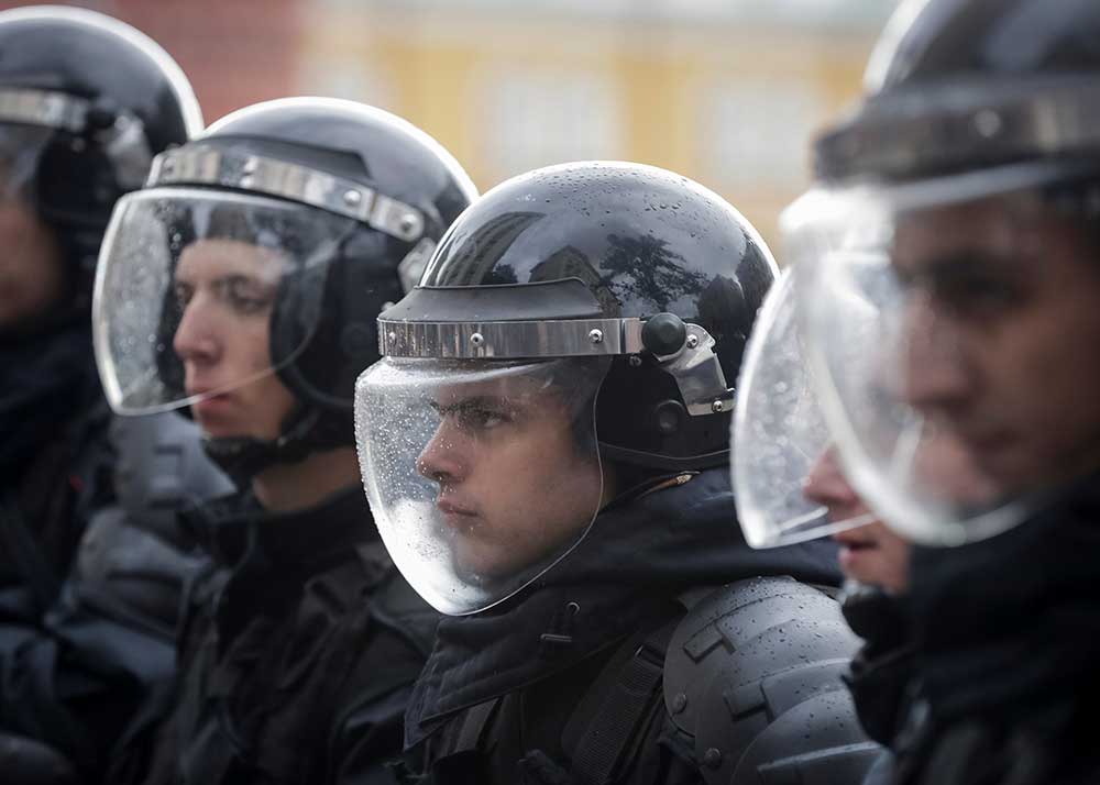 Detienen a opositores rusos por protestas no autorizadas - policias-rusos