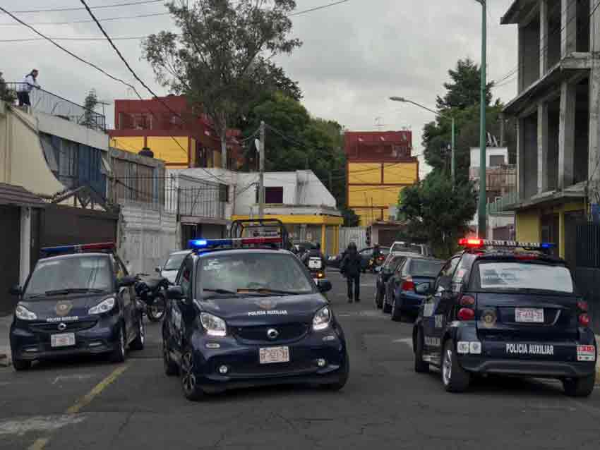 Balean a hombre frente a primaria en la Jardín Balbuena - policía