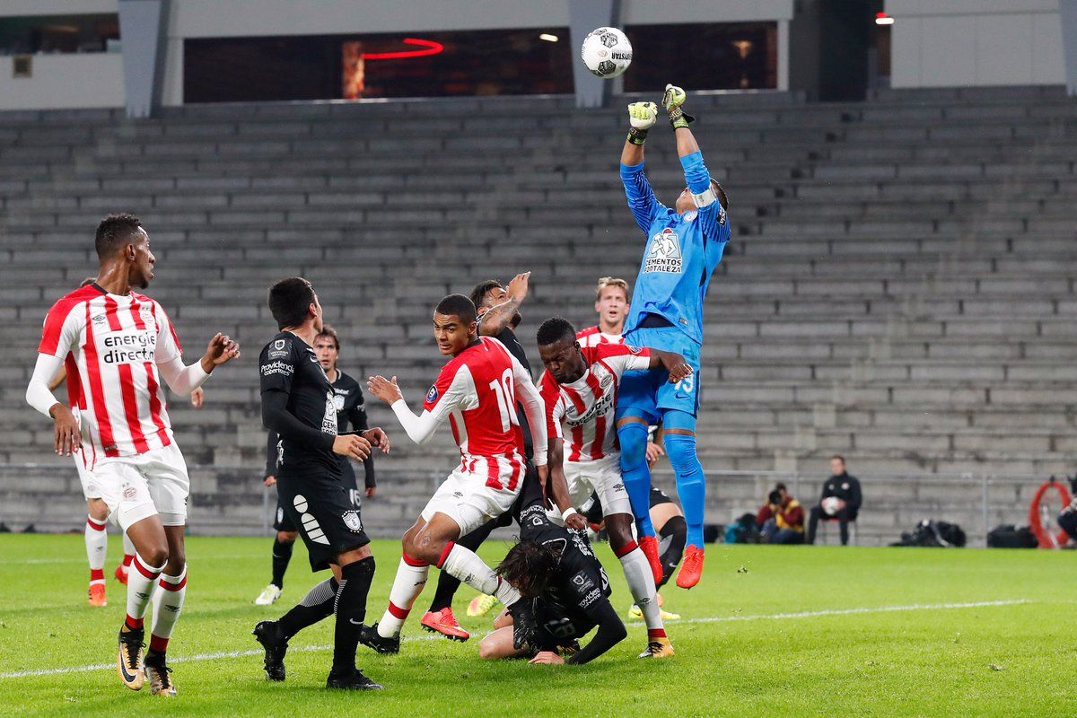 Expulsan con VAR a jugador del Pachuca - psv-pachuca-34r