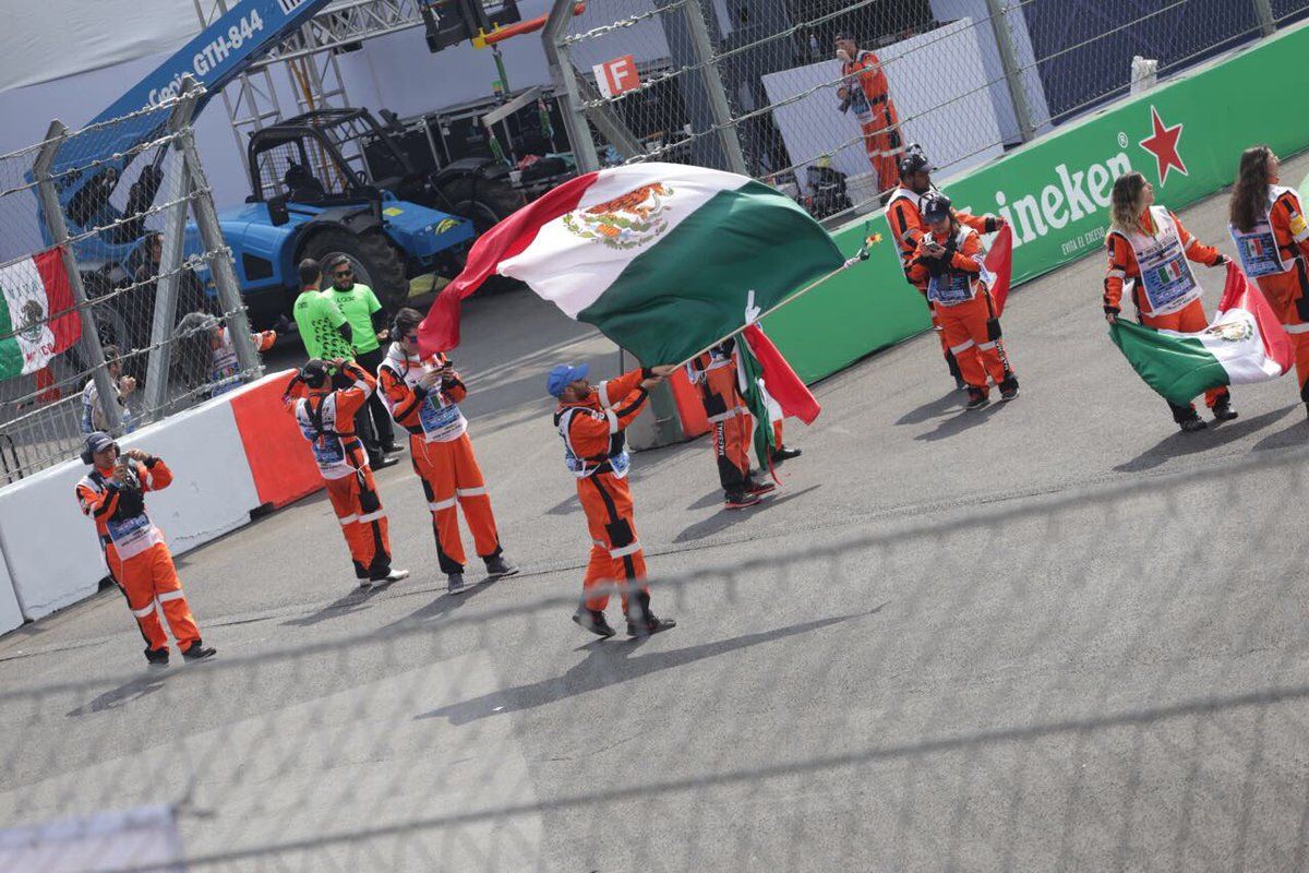 Levantan el puño para honrar a víctimas de los sismos - puño-mexico