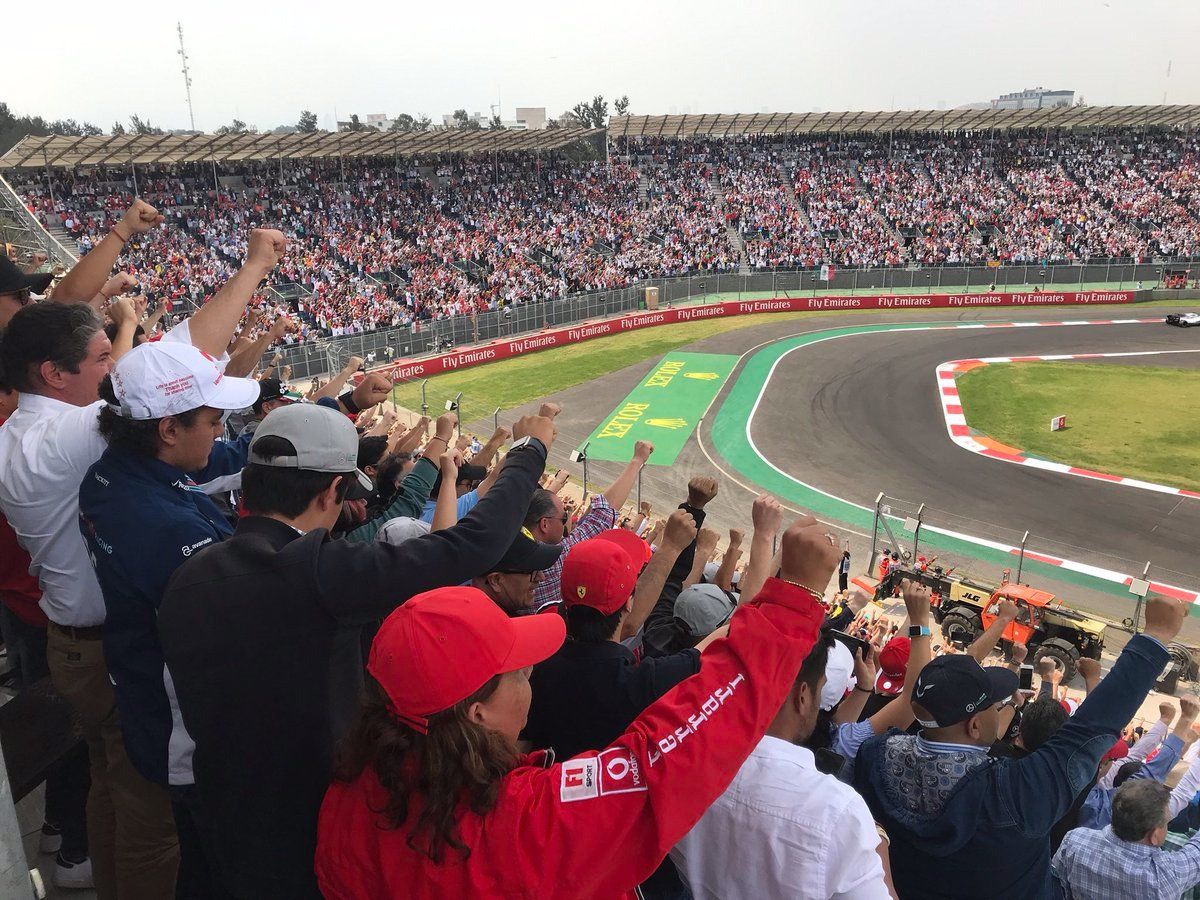 Levantan el puño para honrar a víctimas de los sismos - puño-vuelta-19