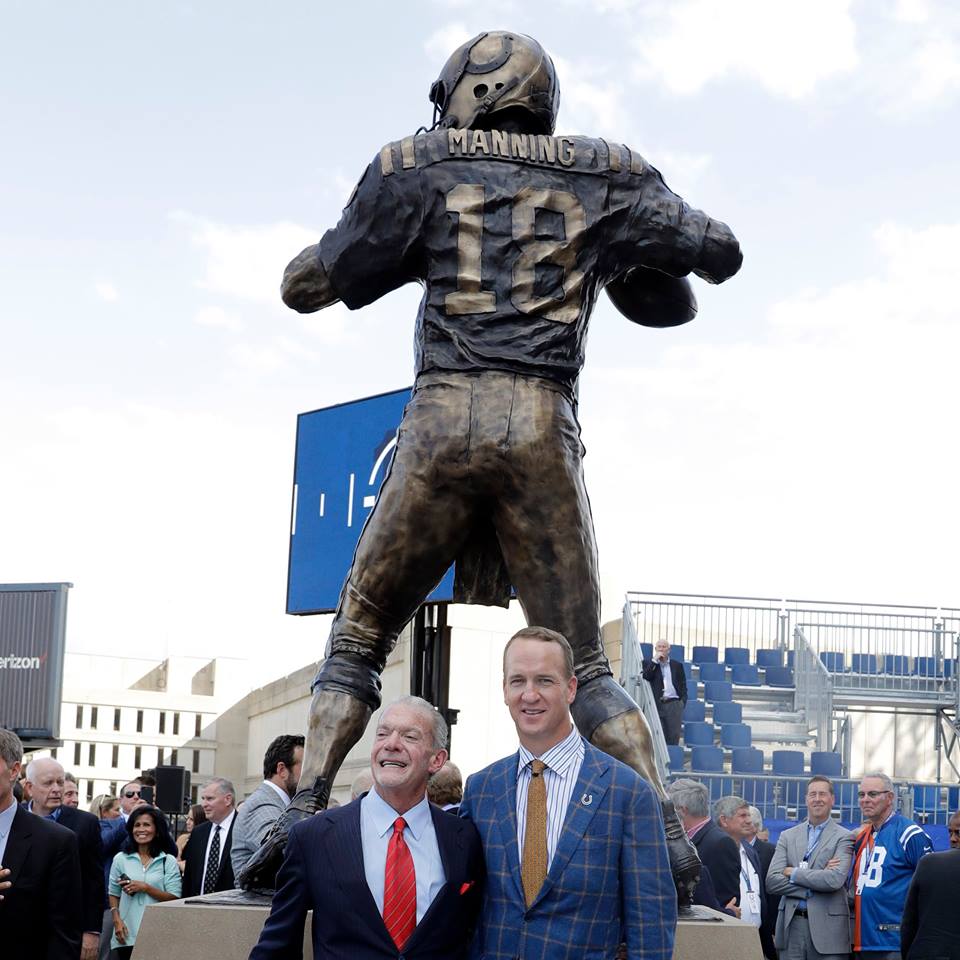 Develan estatua de Manning afuera de estadio de los Colts - pyeton-manning-3